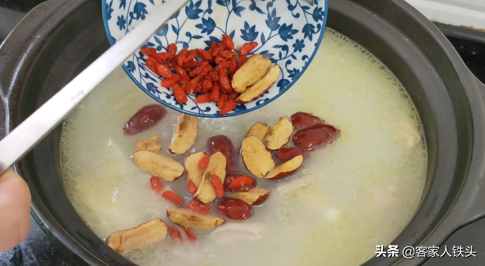 广东猪肚汤好喝有诀窍？别老一套煲，这样搭配，汤色奶白营养味美