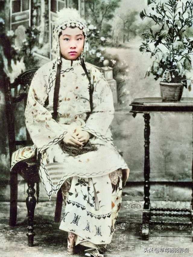 珍贵彩色照片：1900年老北京记忆官员出行，小脚女人在家宅着