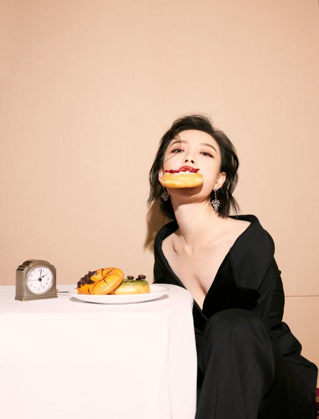 倪妮和刘诗诗同登杂志封面，网友：这气质差距