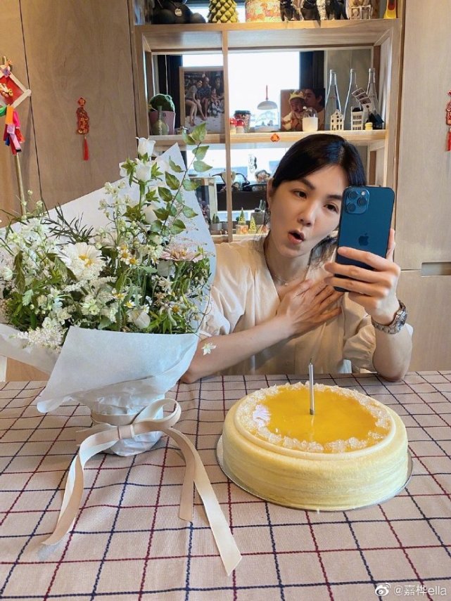 陈嘉桦晒全家福庆40岁生日，与老公儿子摆同款表情，画面超温馨