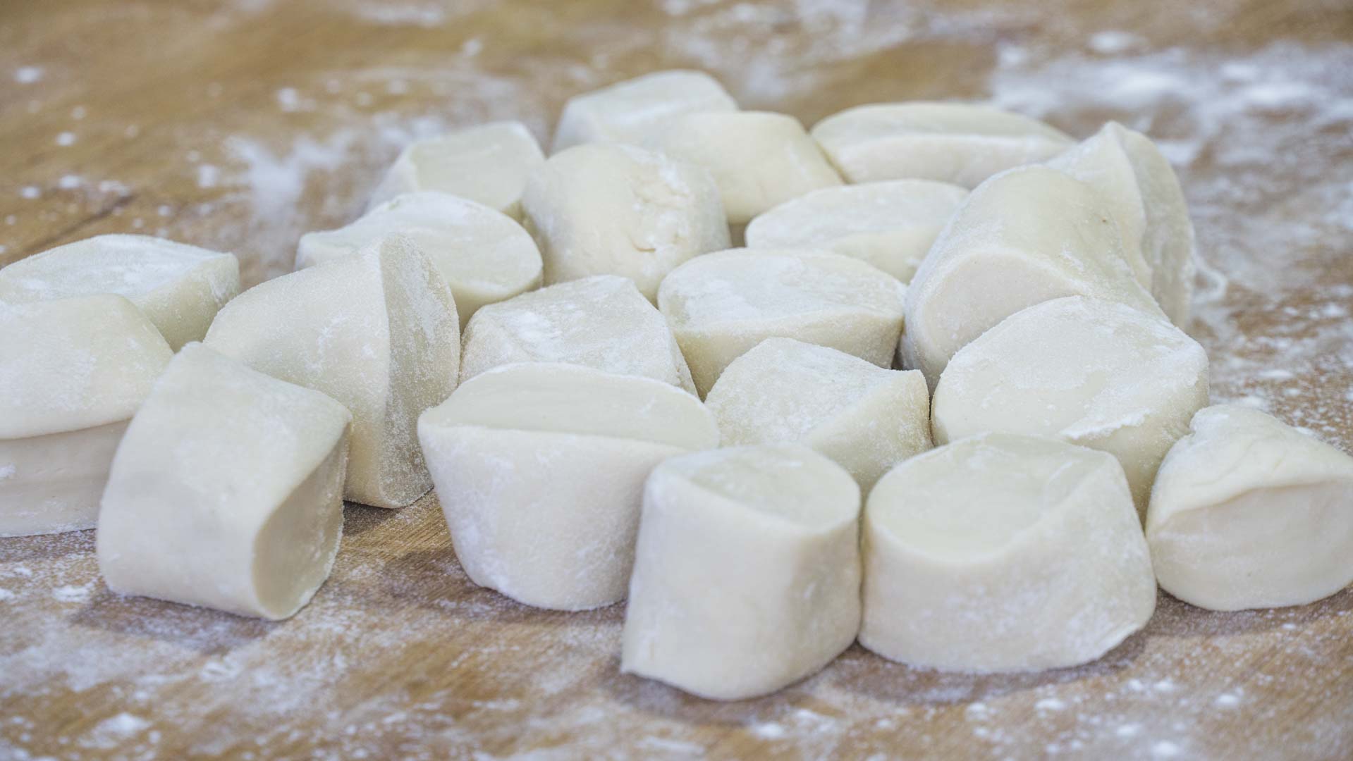 愛吃韭菜盒子，學會這種做法就夠了，不破皮不露餡，個個薄皮大餡