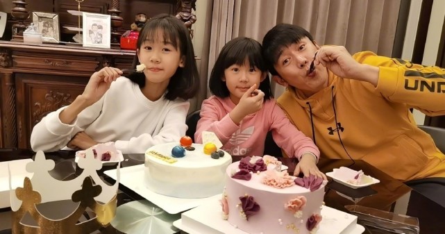 陆毅晒女儿近照，两个女儿越长越像，漂亮可爱却一个比一个瘦