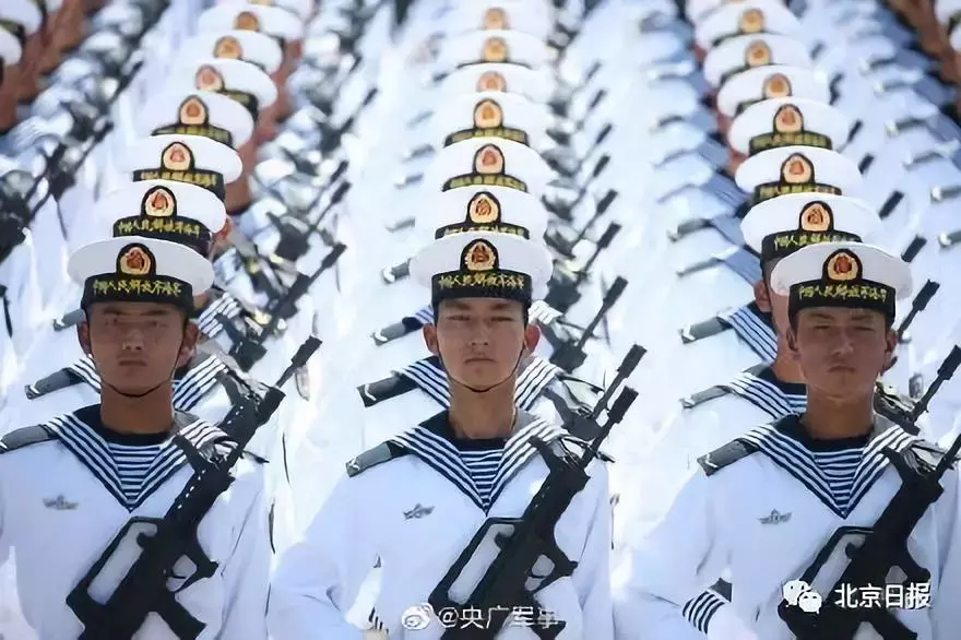 00后海军,受阅场上最年轻的群体!这一幕让人泪奔