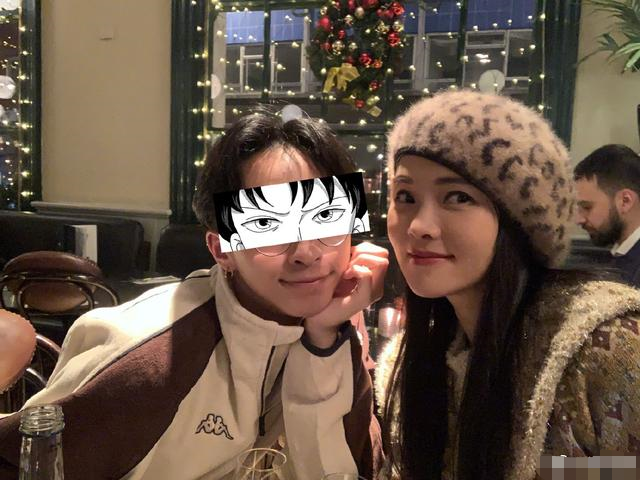 伊能静陪5岁女儿游玩照曝光，穿衣打扮似少女，