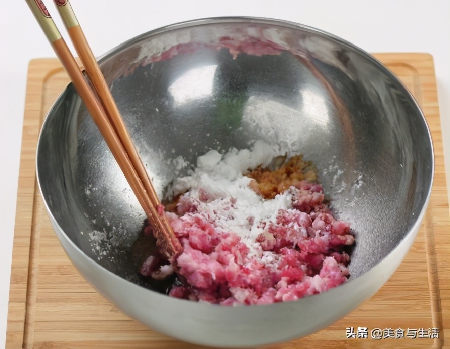 教你在家做春捲，從攤餅皮到成品，步驟簡單詳細，宴客上桌真不錯