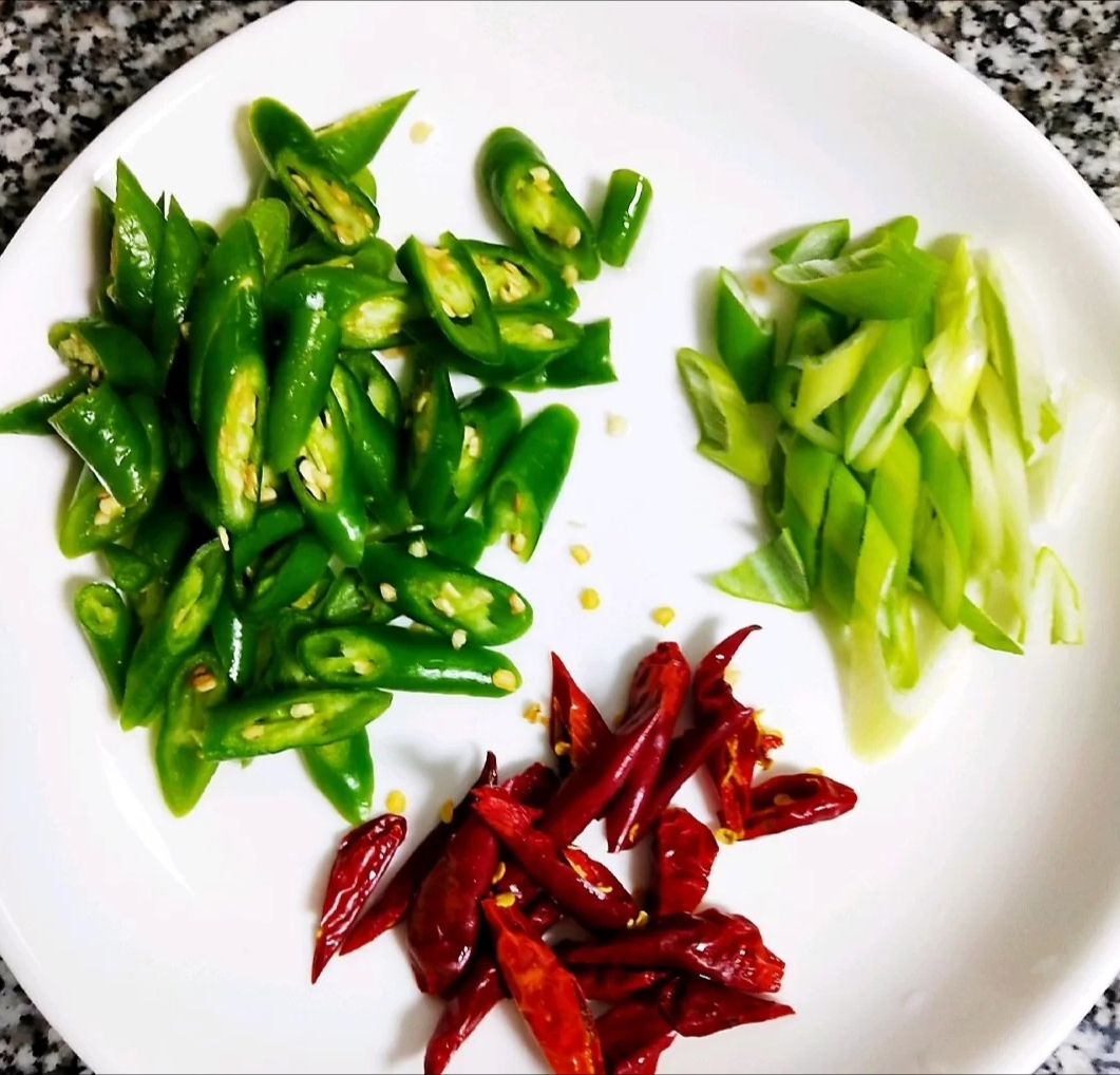 Gourmet home cooking recommendations: Stir-fried tofu with celery and mushrooms, fresh and tender green beans, chili melanin chicken