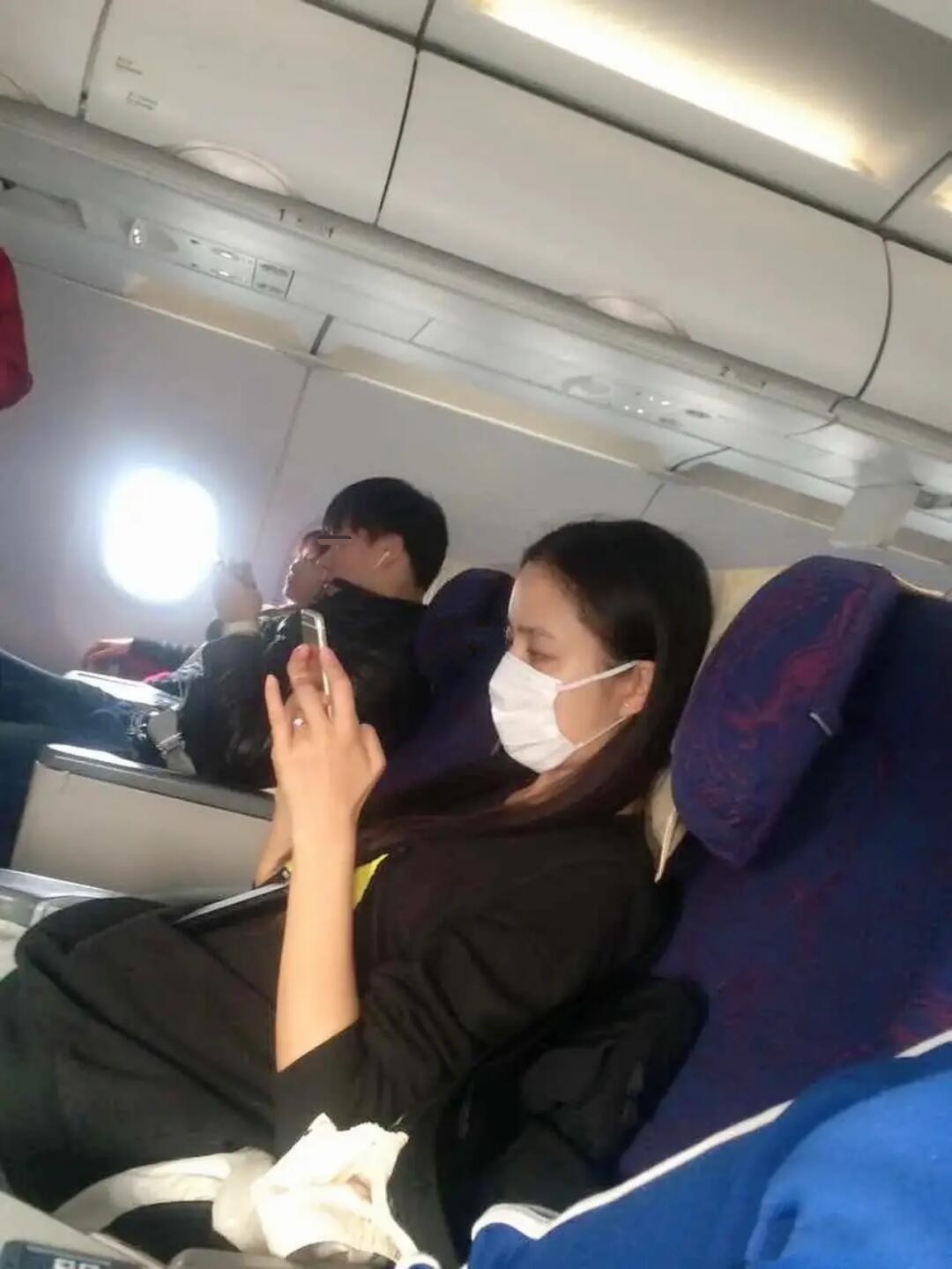 38岁佟丽娅坐飞机被偶遇！素颜出镜侧脸太优越，坐经济舱好接地气