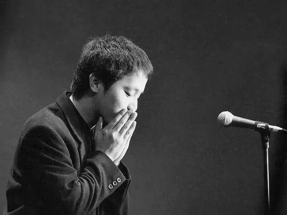 窦唯：王菲倒追的男人，为何2006年点燃汽车，说