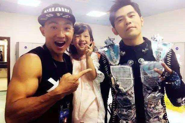 刘畊宏一家四口集体出游，小泡芙近照曝光，继承爸妈好基因