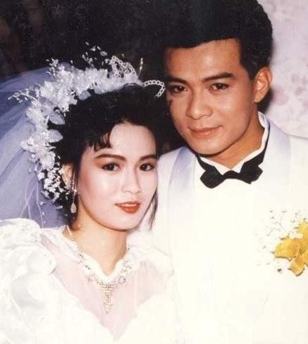 胡杏兒丈夫曬與黃日華合影，黃日華笑容滿面疑走出喪妻之痛