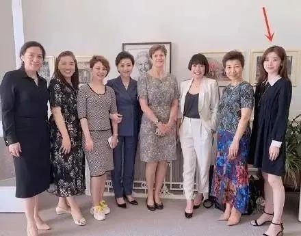 27岁章泽天500亿身价的朋友圈，除了世界首富还有