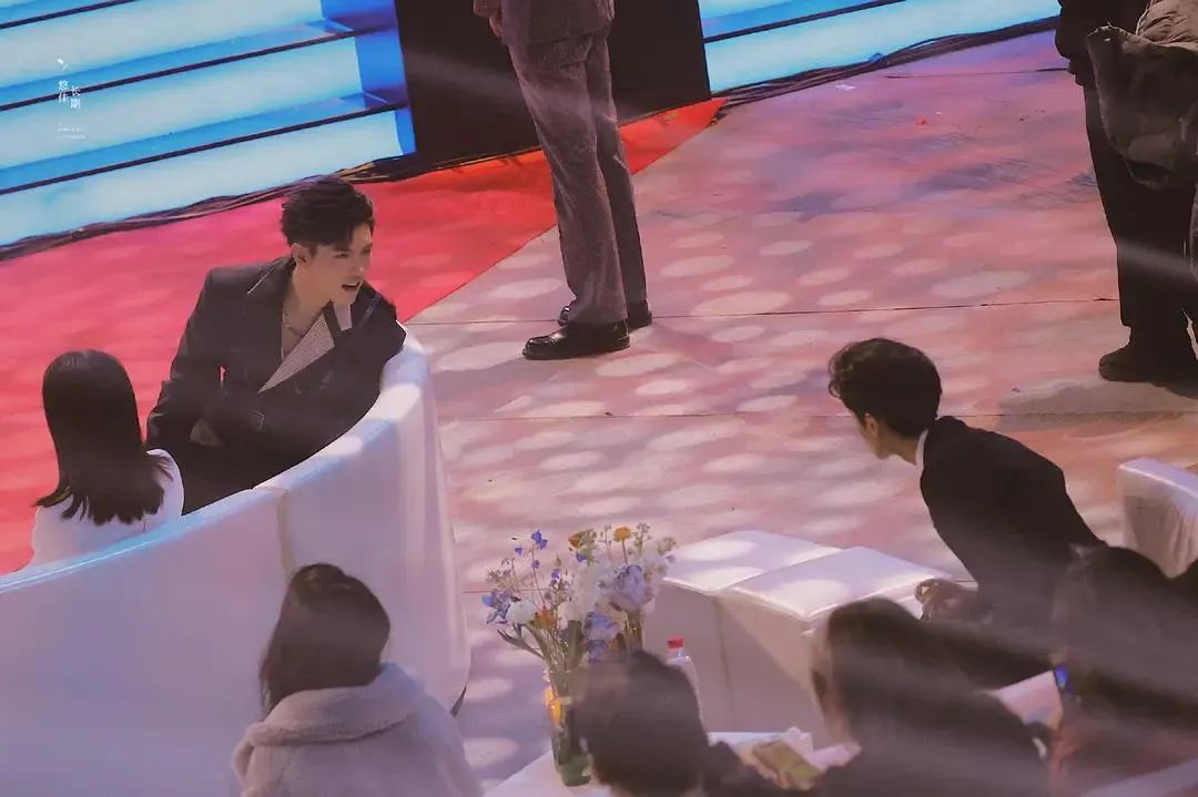 有人暗暗发糖，有人尴尬互动，星光大赏内场真