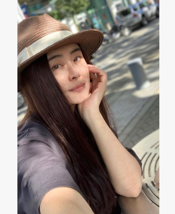 力破整容传闻，王祖贤晒近照被赞皮肤光滑白皙，53岁美貌如昔