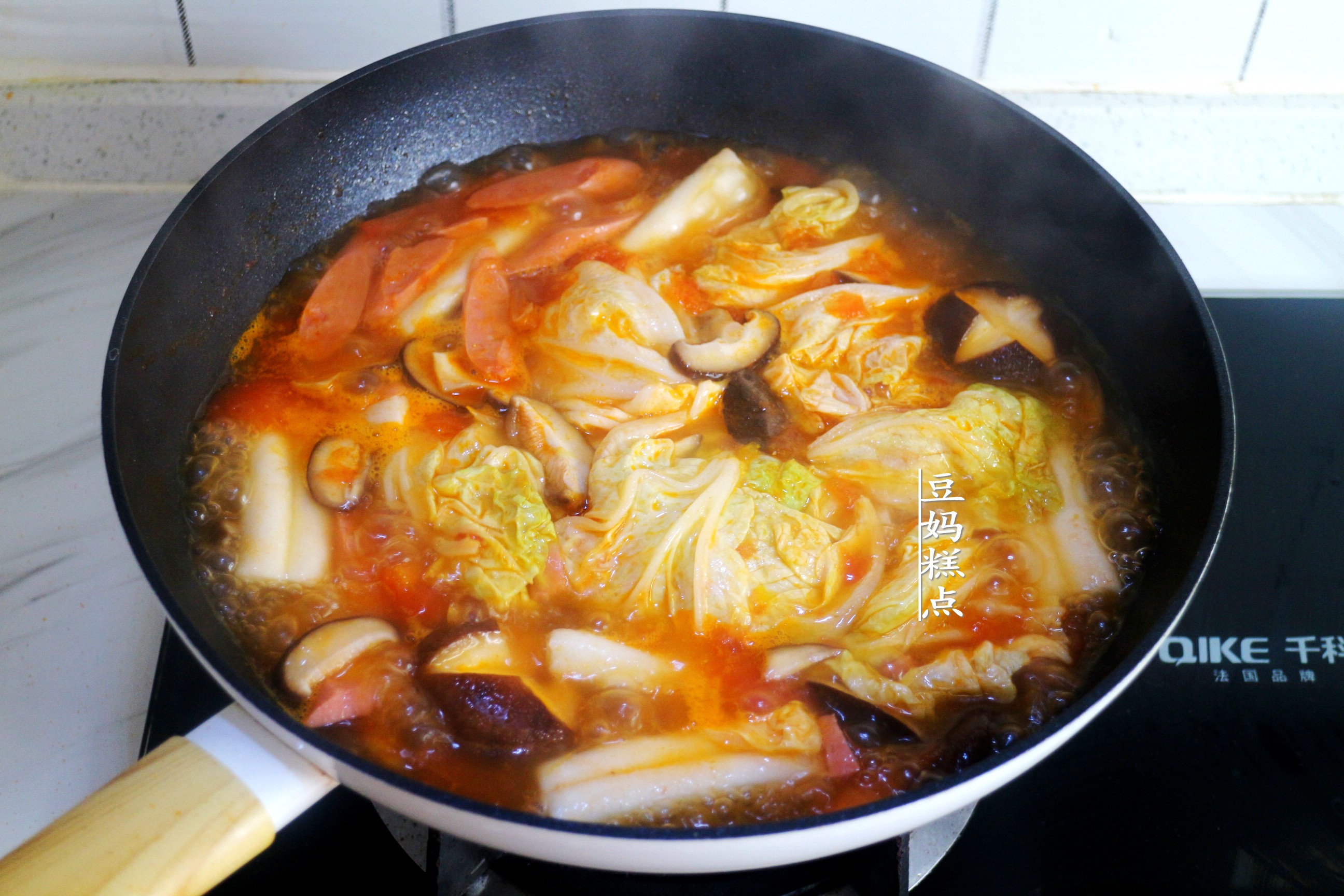 天冷了，用西紅柿煮蔬菜濃湯，酸香開胃，兒子每次2大碗