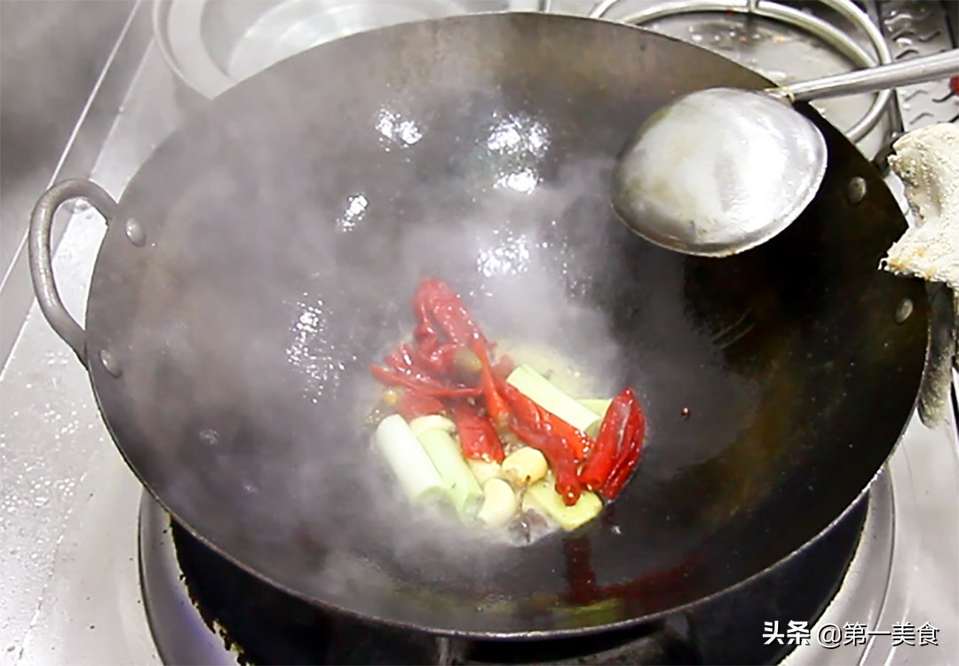 图片[7]-泡椒带鱼怎么做不粘锅不碎 厨师长教你这个小技巧 简单易学-起舞食谱网