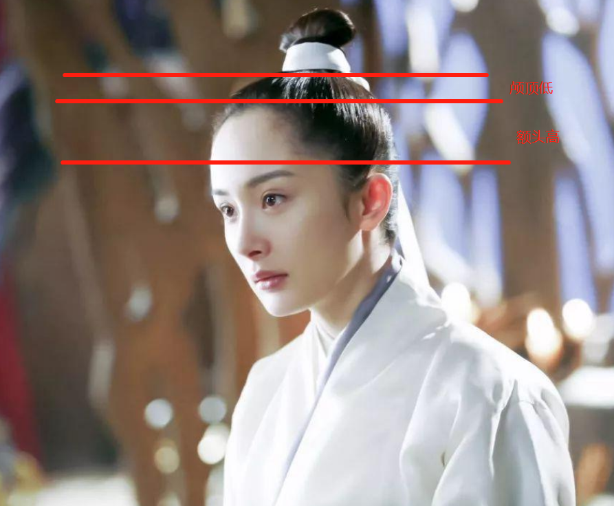 刘敏涛发型有些显头长，素颜现身机场穿羽绒服