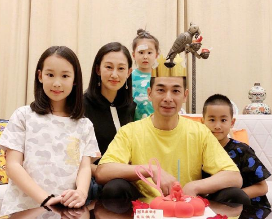 赵文卓为保姆“庆生”送奢华项链，3个孩子与保