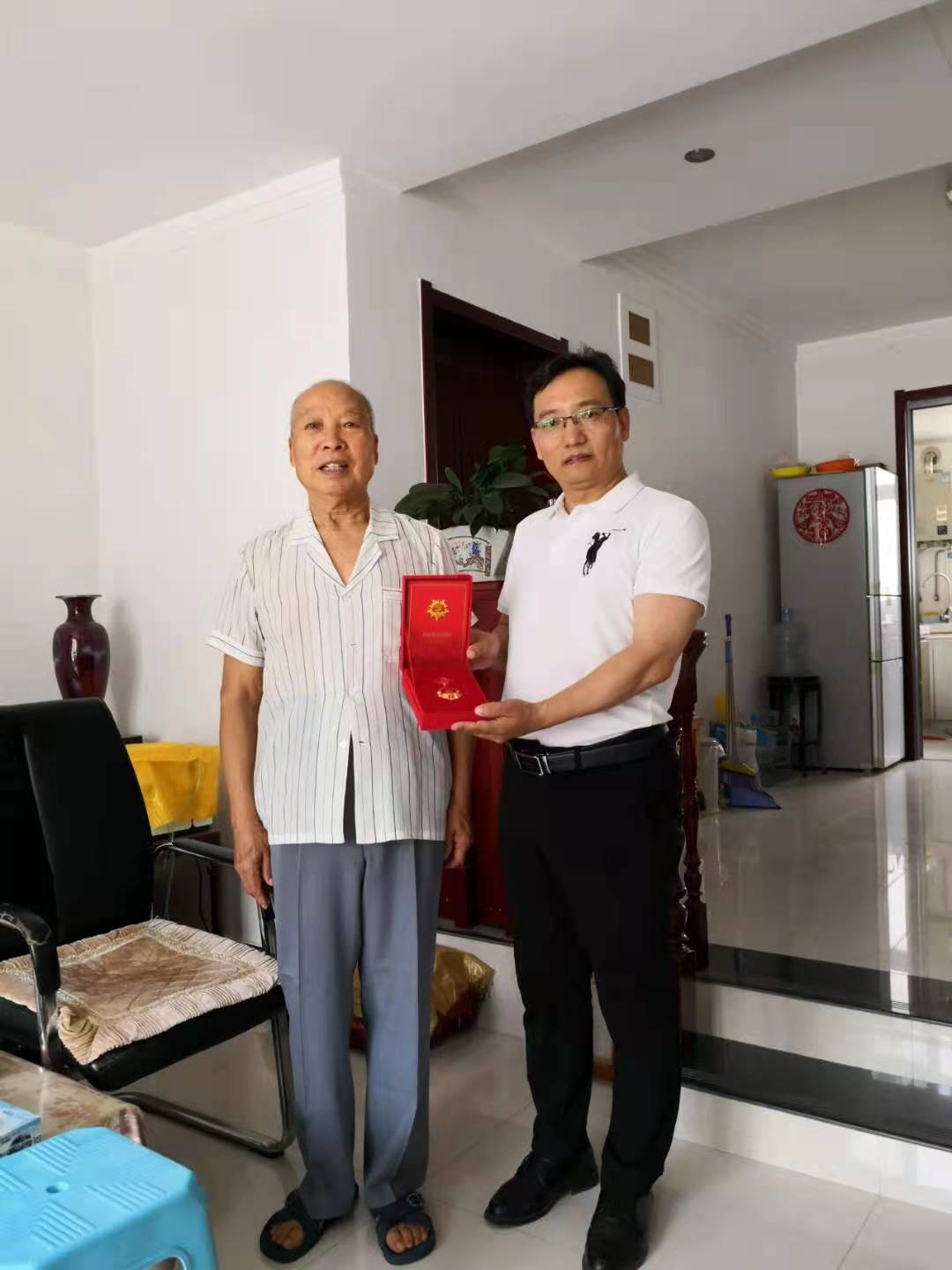 市科技局开展“七一”走访慰问老党员活动