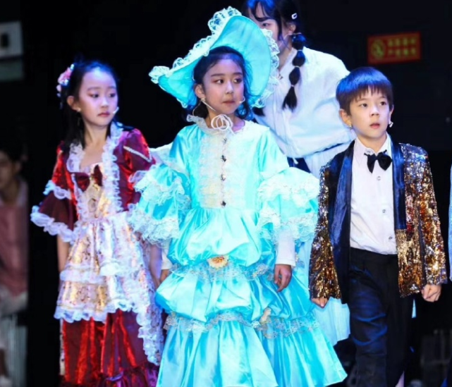 杜江夫婦看兒子慈善演出，嗯哼獲媽媽霍思燕鼓勵，對鏡比耶超自信