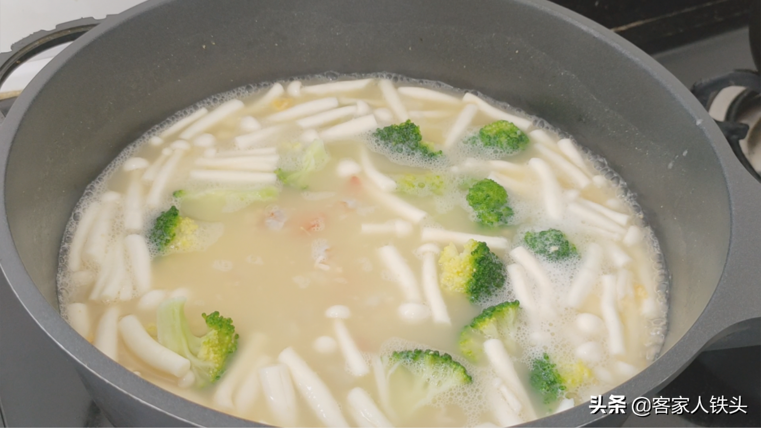 廣東人愛吃的蝦卷菌鮮上湯，8只鮮蝦做一鍋，香濃味美營養又好吃