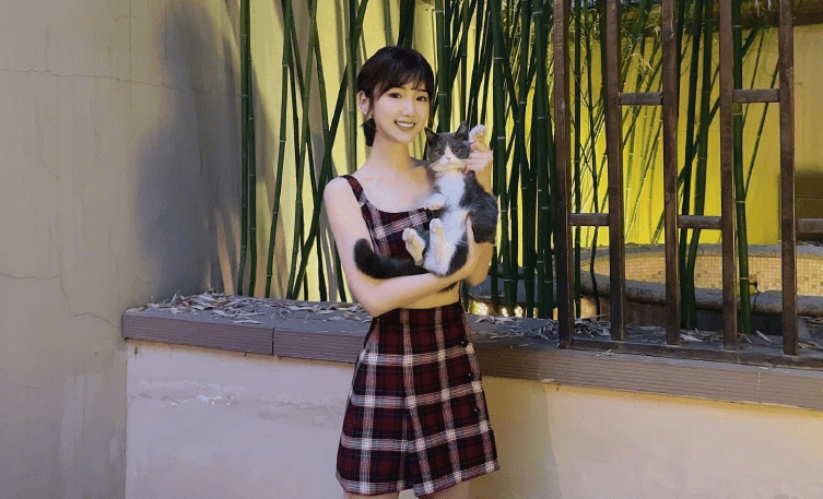 毛晓彤躲角落抽烟被拍，粉丝纷纷维护，杨颖抽