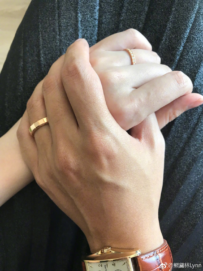 熊黛林郭可頌結婚四年，懷抱雙胞胎女兒畫面有愛，甜蜜互動表思念