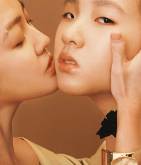 小S“嫉妒”女儿，许曦文对镜笑却被妈妈咬手指，母女俩表情冷漠