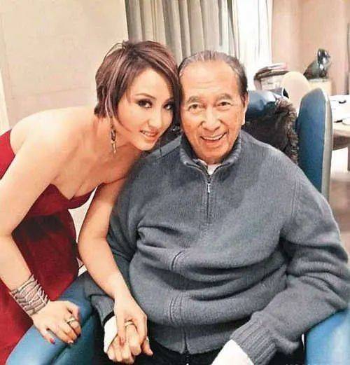 当红男星官宣当爸，恭喜！为赌王千金抛弃原配，浪子回头获幸福