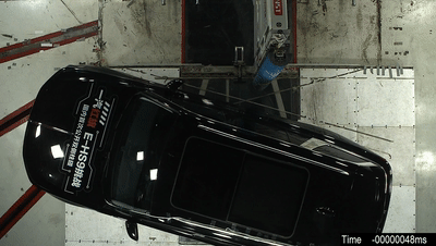 现场动图丨国内首次！红旗E-HS9成功挑战双侧柱碰试验