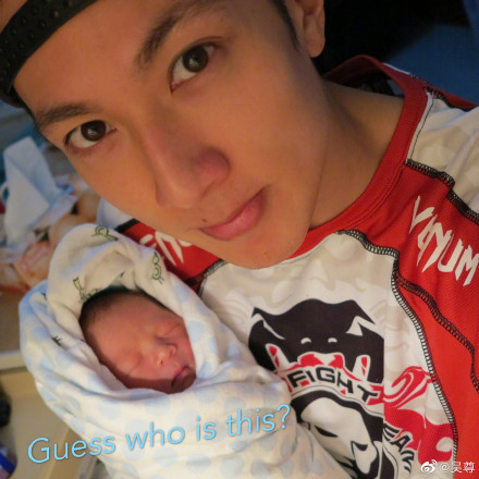 吳尊全家聚餐意外露富，豪宅超大帶花園泳池，女兒顏值赶超媽媽