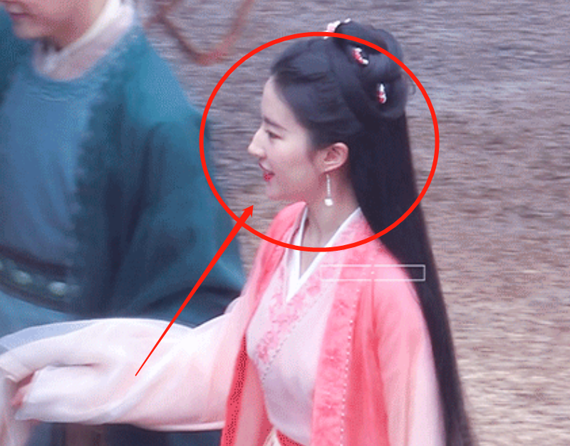 Dream China records the Lu Touchao that pull a hand sweet, liu Yifei wears gas of white skirt celestial being to wave, 