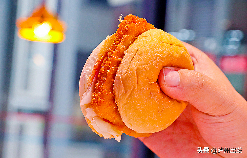 Can pull silk, can shed juice! Lu city Jing shows Aoteman thematic hamburger inn! Adjoining child is greedy cried