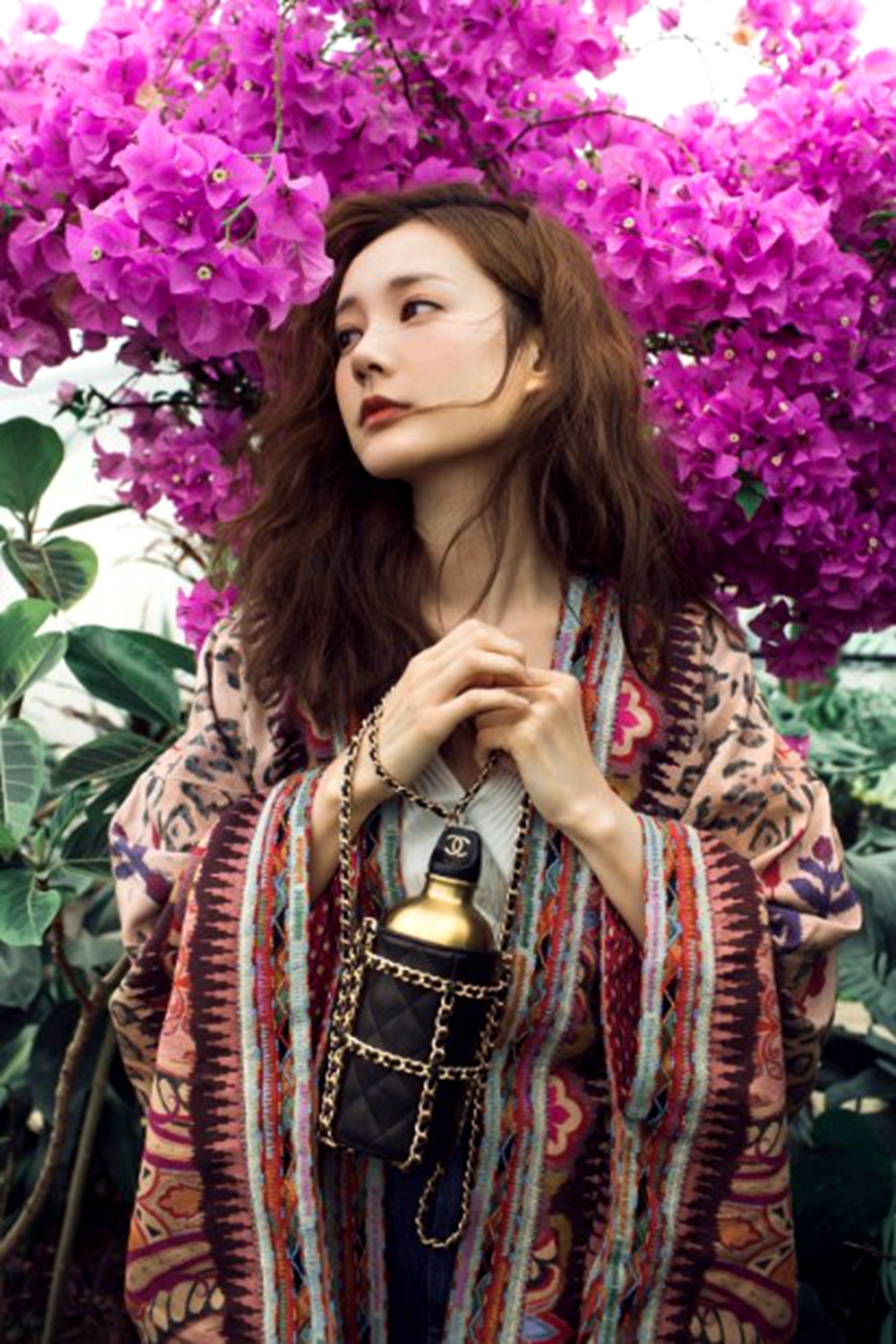 "A general term for young women of body cold manner and air " Li Yitong keep out is cold write down