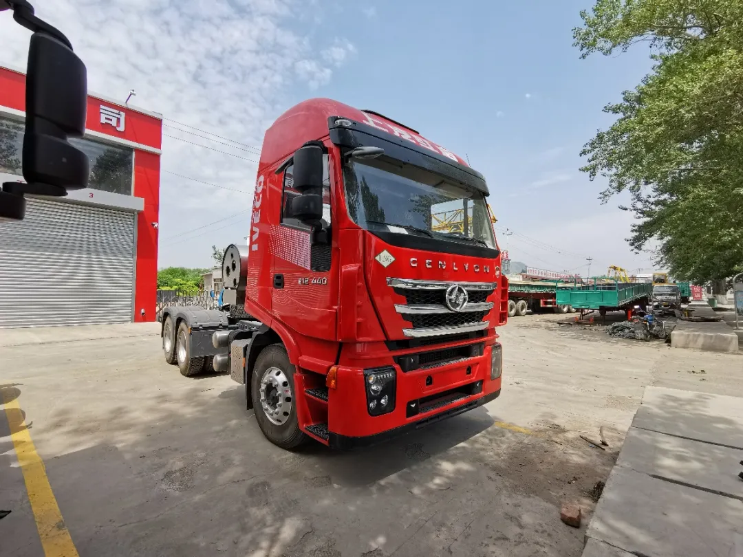 自重8.8吨的上汽红岩杰狮C6天然气牵引车 搞煤矿