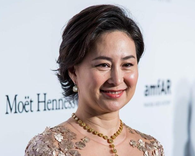 14岁嫁赌王，被专宠30年夺百亿家产，她才是豪门