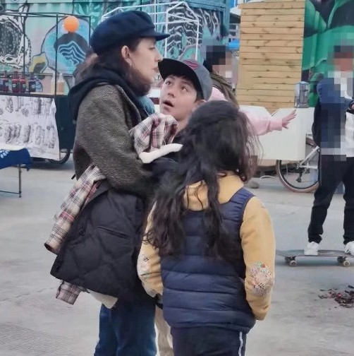 劉燁老婆五一帶兒子外出，十歲諾一長高又變帥，五官越來越像外公