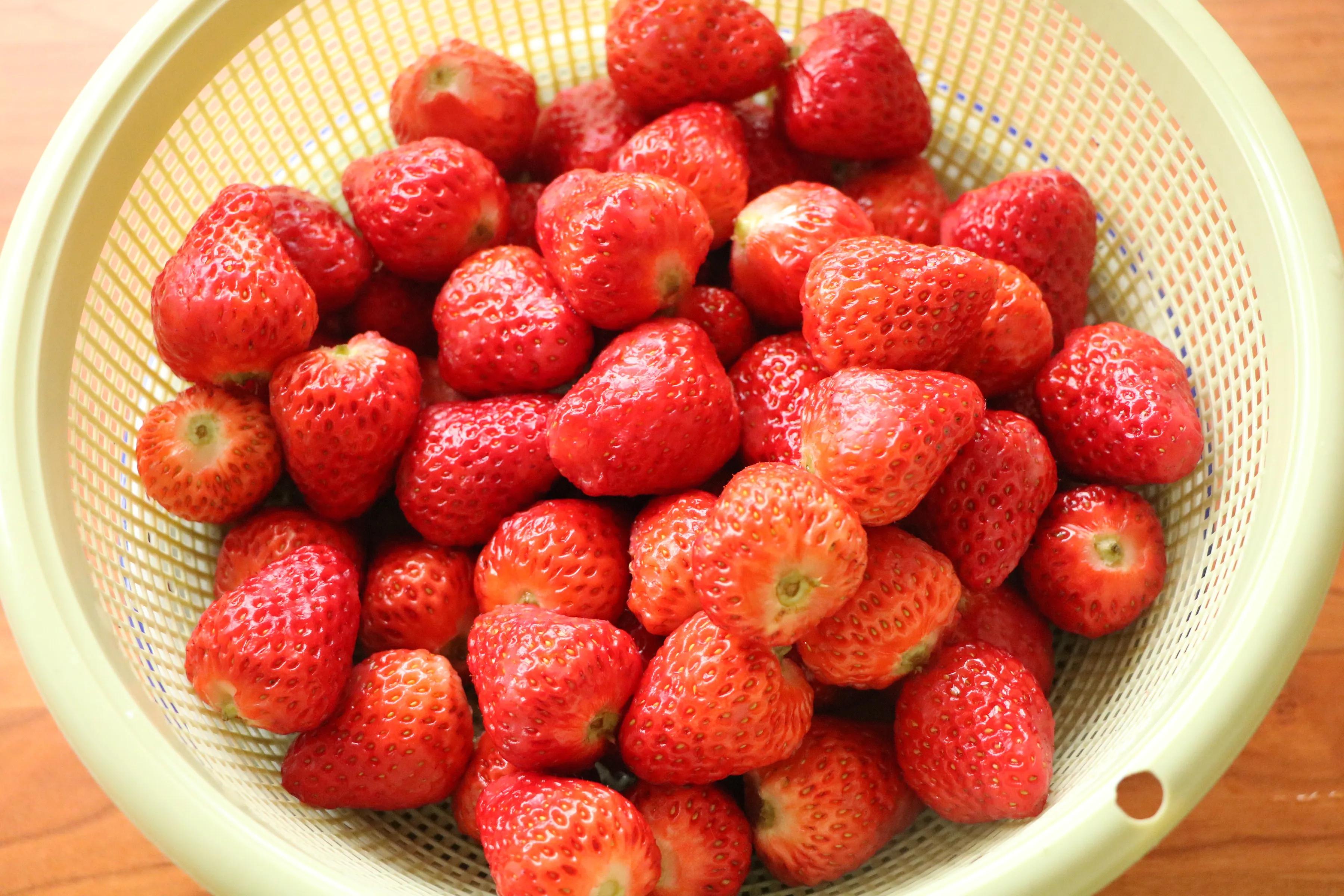 趁著草莓下季，趕緊買點回來做成醬，早餐抹在麵包上，太好吃了