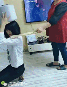 搞笑gif神评：等你老了，我也要带你走这条路