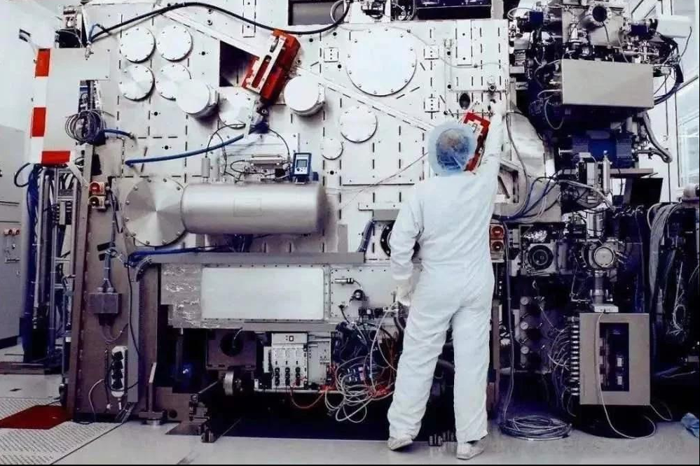 ASML“转性”了，开始重视中国市场，接连就光刻机官宣表态