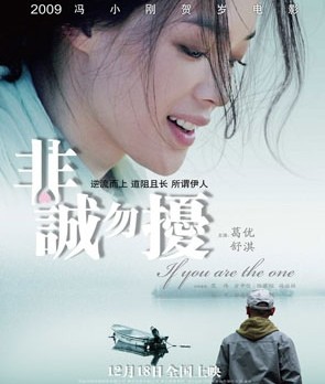 舒淇罕晒和冯小刚合影，在医院贴身搂肩太亲密，穿着不是一个季节