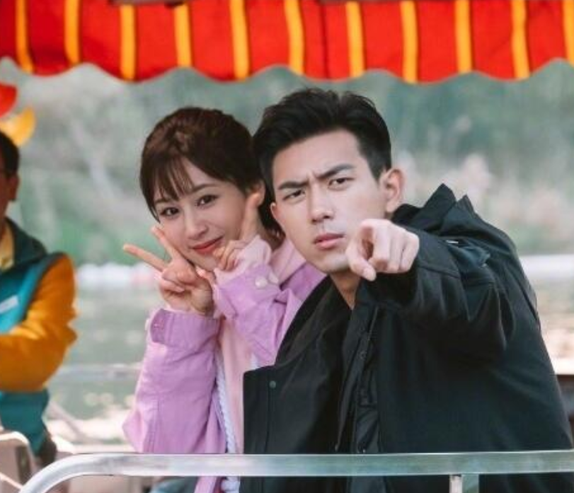 童颜夫妇“世纪婚礼”来袭，杨紫婚纱美上热搜