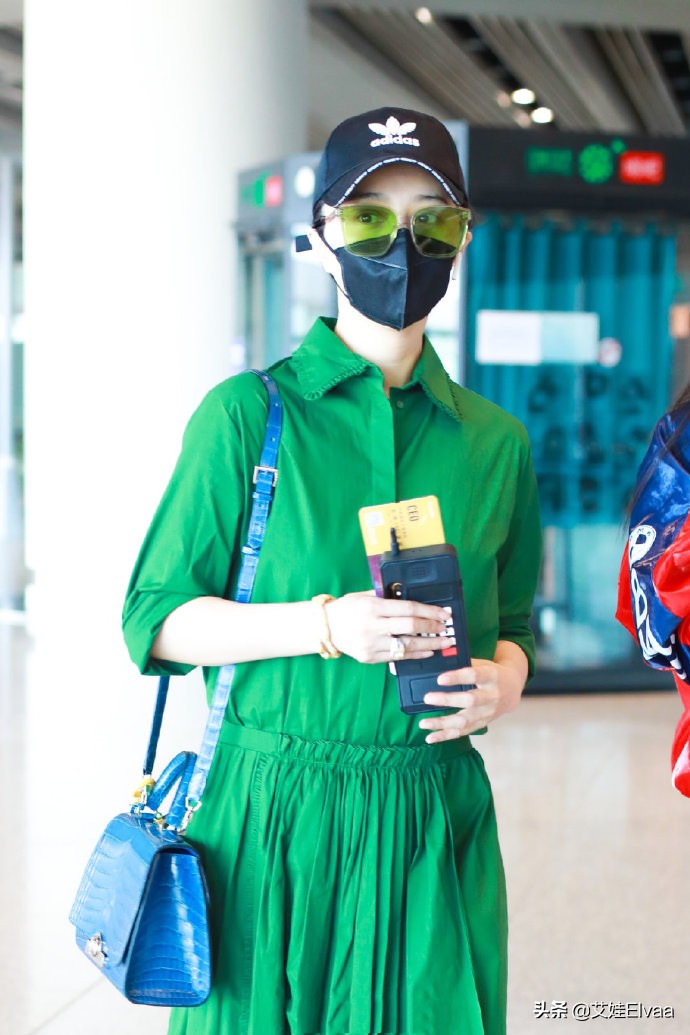 范冰冰这次失手了，绿色长裙112斤穿出122斤，看