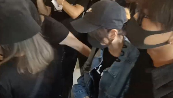 黄鸿升追悼会现场：女友情绪几近崩溃，张钧甯贾静雯曹格哀伤落泪