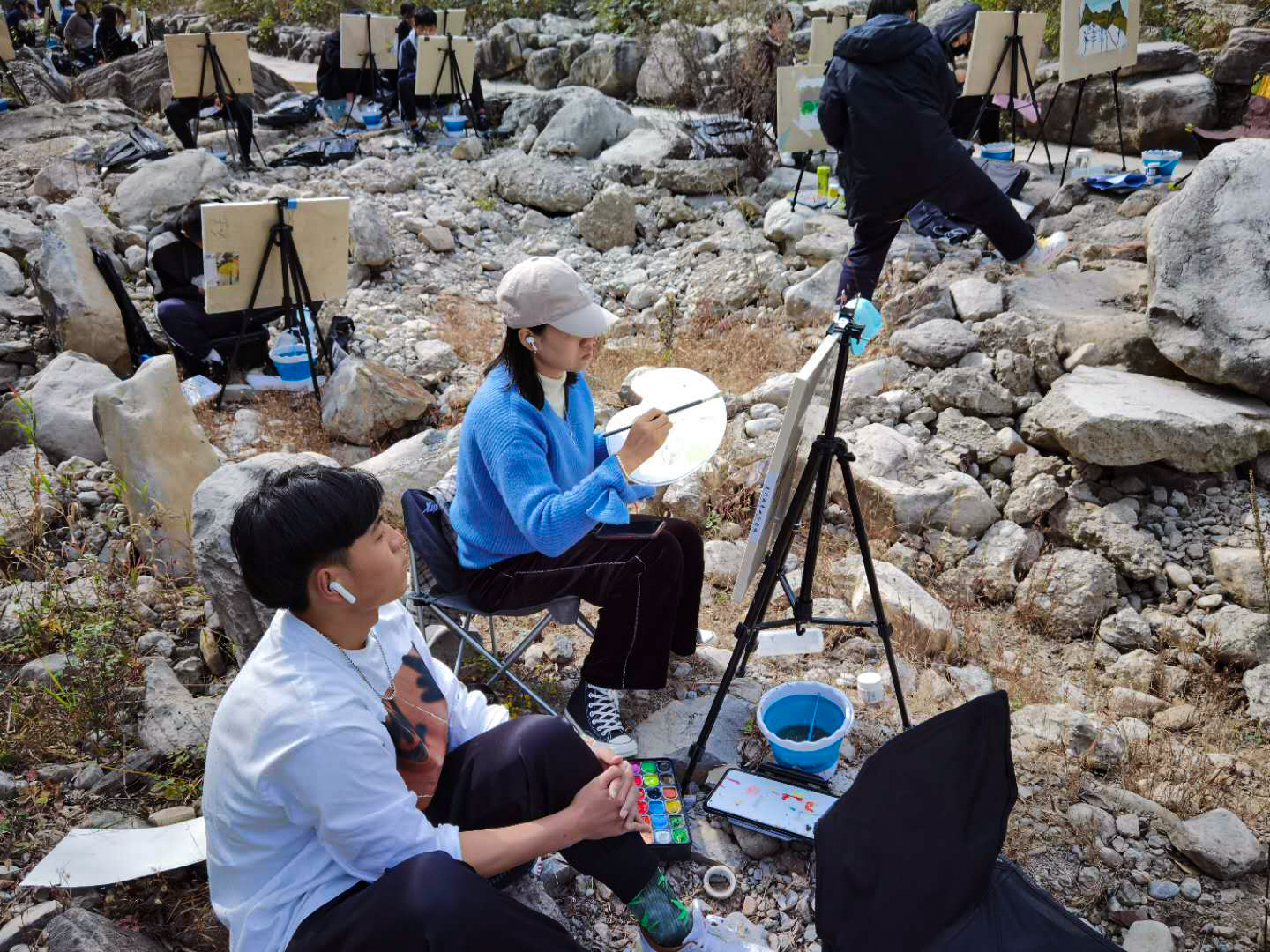 一起置身于大自然，用画笔描绘山川。郑州市信息技术学校秋季写生