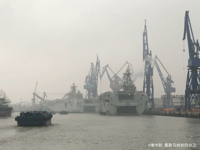 国产4万吨巨舰迎来关键时刻！舰岛冒出滚滚白烟