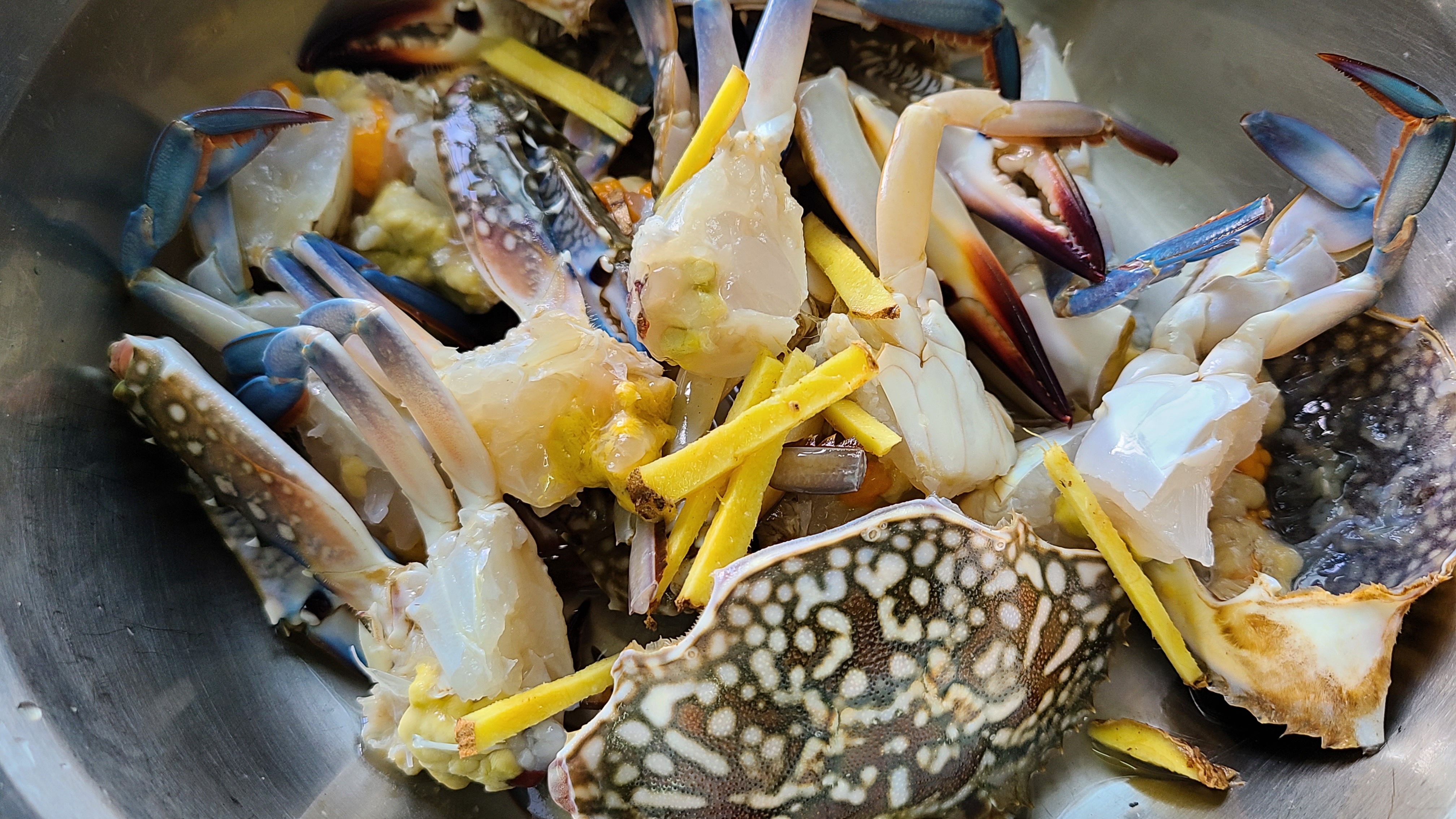 螃蟹燜雞的做法，香味濃郁，好吃下飯，看著肚子都餓了