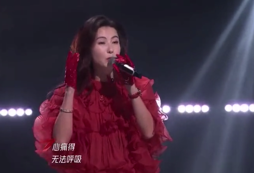 41岁张柏芝穿西装太美！皮肤饱满气色好，红发女团造型吸睛