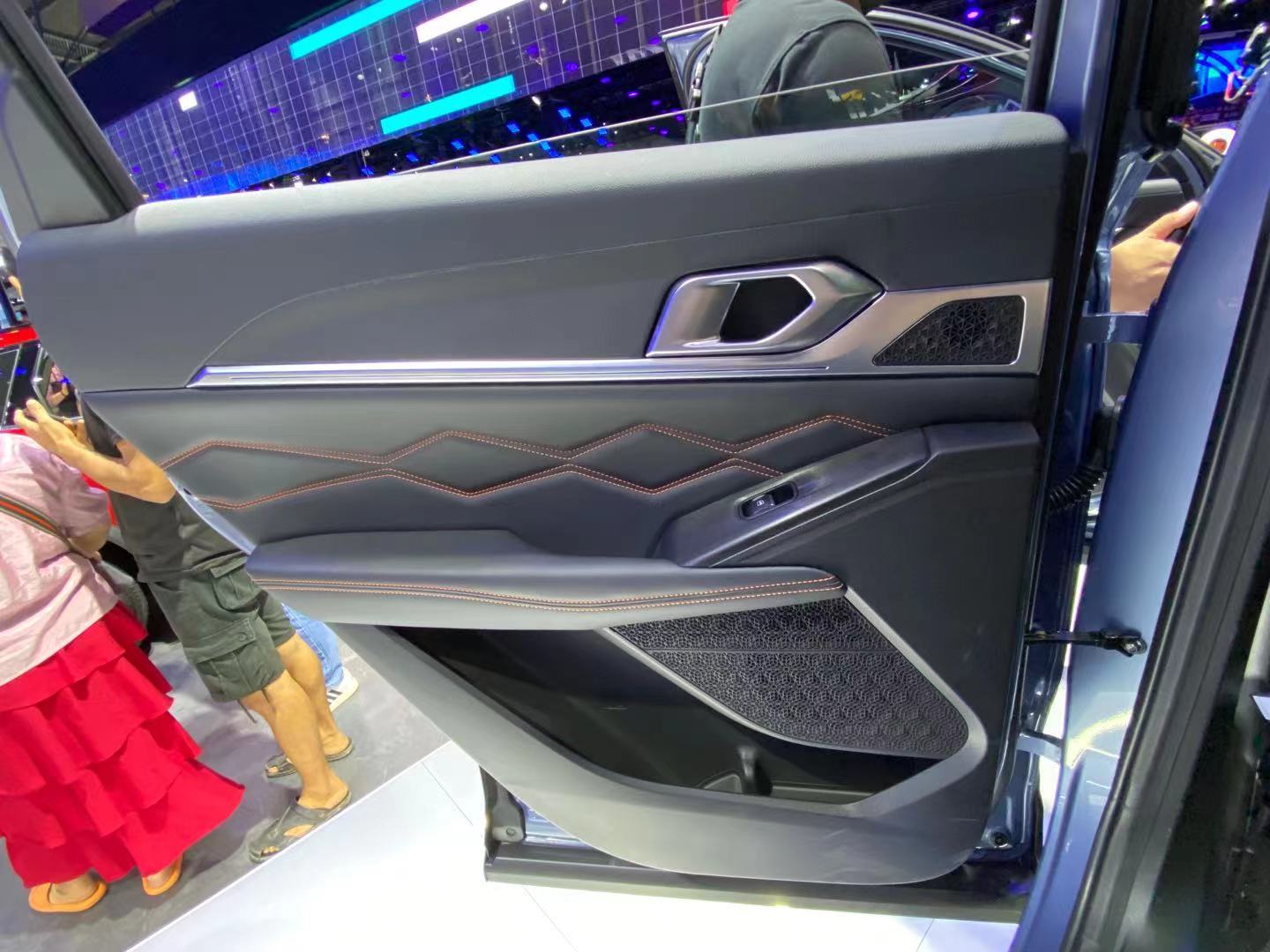 实拍哈弗神兽 ，造型比车名犀利，满油续航1000km