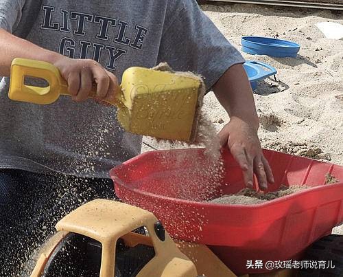 孩子扔?xùn)|西搞破壞？了解動作思維發(fā)展三大階段，教他這樣扔和玩