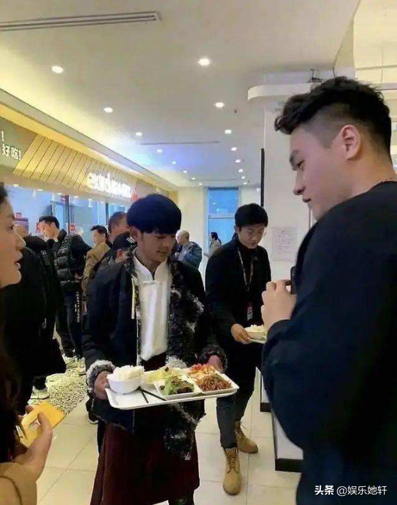 丁真连登热搜第一！被捧姿态很明显，一看生图